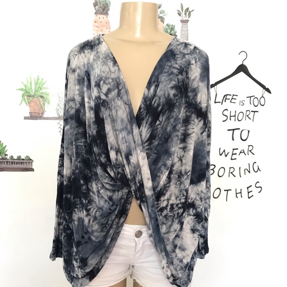 Forever 21 Tops - Forever21 versatile black blue white long sleeve L